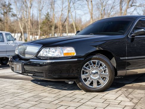 Used 2009 Lincoln Town Car Signature Limited image 2