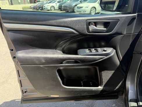 Used 2019 Toyota Highlander SE FWD image 11