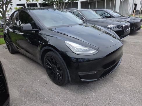 Used 2022 Tesla Model Y Long Range AWD/4WD image 2
