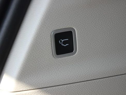 Used 2024 Chrysler Pacifica Limited w/ Uconnect Theater Family Group FWD image 28