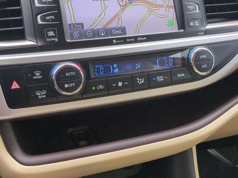 Used 2019 Toyota Highlander Limited Platinum FWD image 26