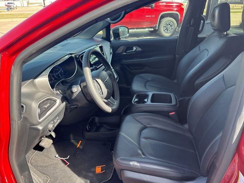 Used 2025 Chrysler Pacifica Select image 5