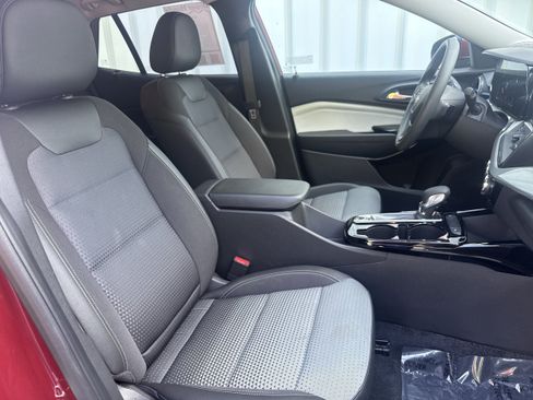 Used 2025 Chevrolet Trax LT FWD image 12