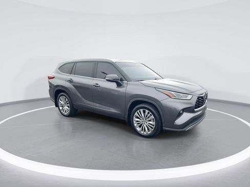 Used 2022 Toyota Highlander Platinum image 2