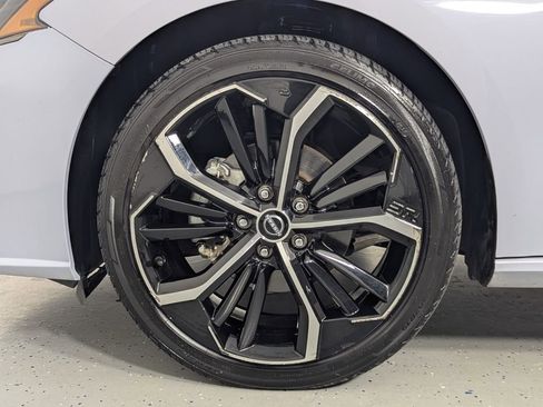 Used 2024 Nissan Altima 2.5 SR FWD image 11
