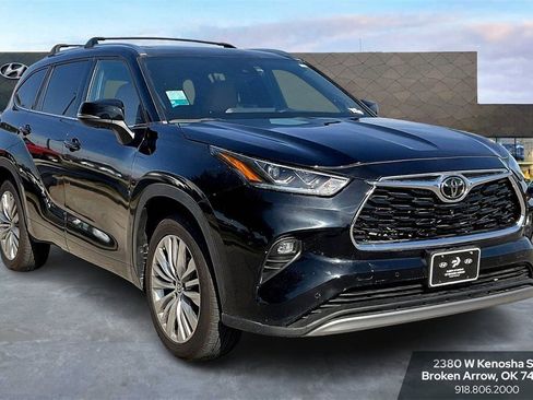 Used 2024 Toyota Highlander Platinum image 2