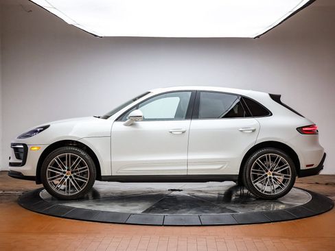 Certified 2025 Porsche Macan AWD/4WD image 2