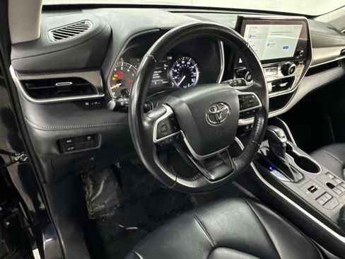 Used 2023 Toyota Highlander XLE AWD/4WD image 13