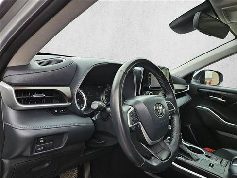Used 2022 Toyota Highlander XLE AWD/4WD image 9