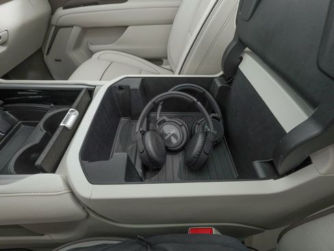 Used 2024 GMC Yukon Denali w/ Denali Reserve Package image 33