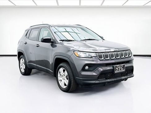 Used 2022 Jeep Compass Latitude image 3