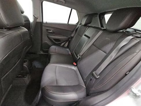 Used 2019 Chevrolet Trax LT w/ LT Convenience Package FWD image 9