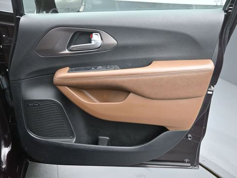 Used 2018 Chrysler Pacifica Limited image 20