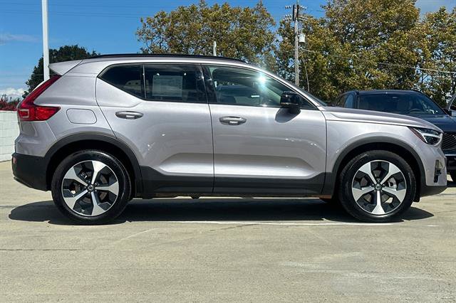 Certified 2026 Volvo XC40 B5 Plus AWD/4WD image 2