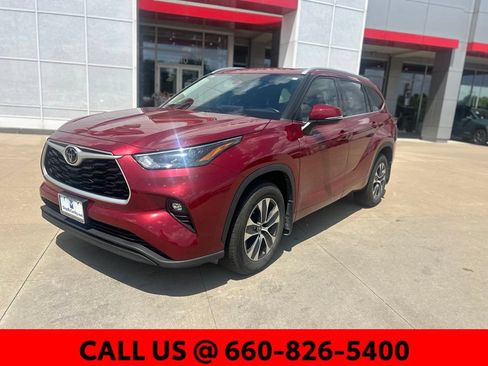 Used 2022 Toyota Highlander XLE AWD/4WD image 2