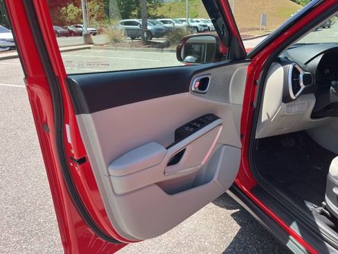 Used 2023 Kia Soul LX w/ LX Technology Package FWD image 5
