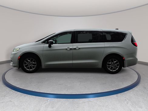 Used 2024 Chrysler Pacifica Touring-L FWD image 3
