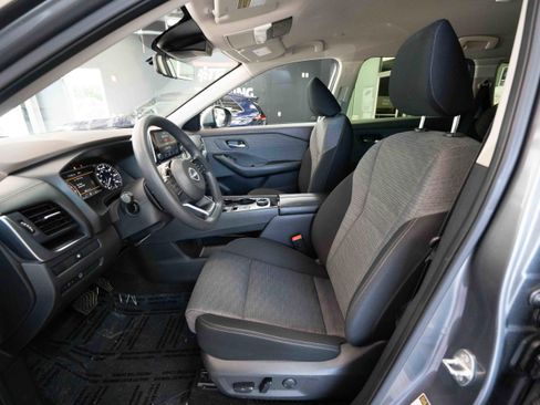 Used 2023 Nissan Rogue SV image 9