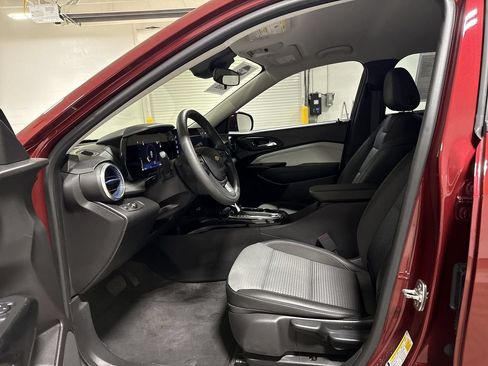 Used 2024 Chevrolet Trax LT FWD image 19