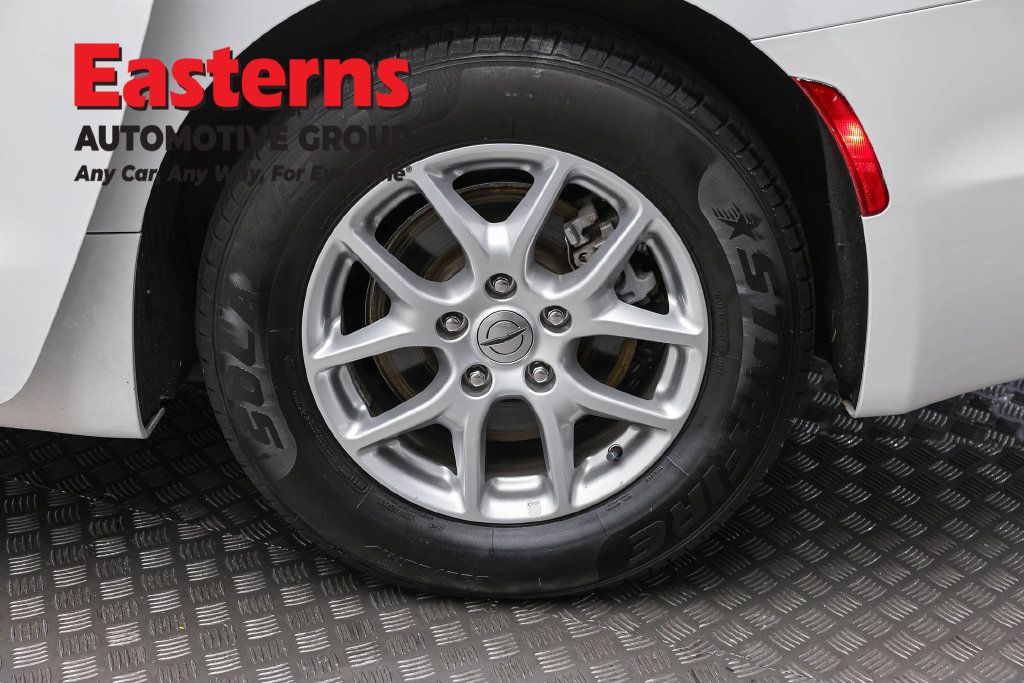 Used 2023 Chrysler Pacifica Touring-L FWD image 10