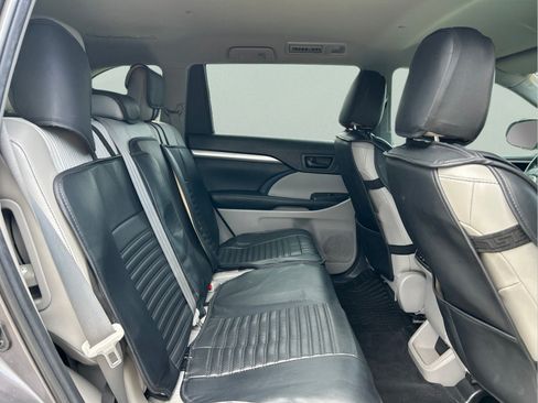 Used 2019 Toyota Highlander Plus FWD image 11