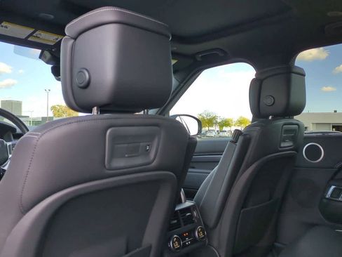 Used 2024 Land Rover Discovery Metropolitan Edition image 17