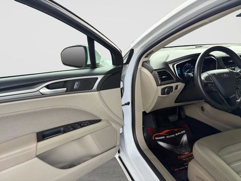 Used 2019 Ford Fusion SE FWD image 11