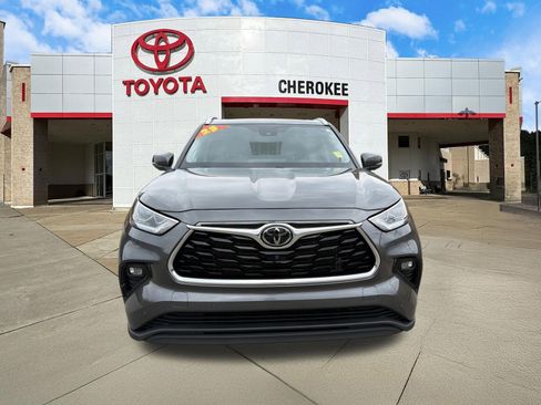 Used 2023 Toyota Highlander Limited image 2