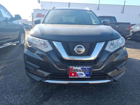 Used 2018 Nissan Rogue SV image 2