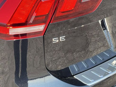 Used 2023 Volkswagen Tiguan SE w/ Panoramic Sunroof Package image 11