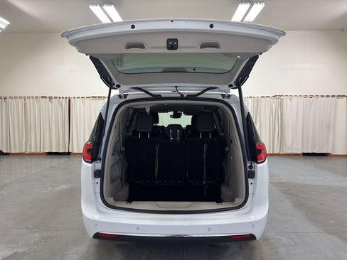 Used 2023 Chrysler Pacifica Touring-L image 9