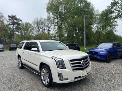Used 2015 Cadillac Escalade ESV Luxury AWD/4WD image 3
