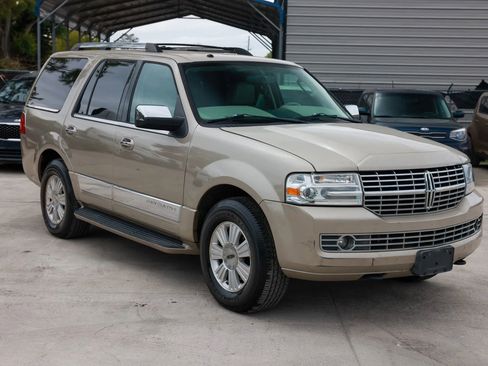 Used 2007 Lincoln Navigator Luxury Sport Utility 4D image 9