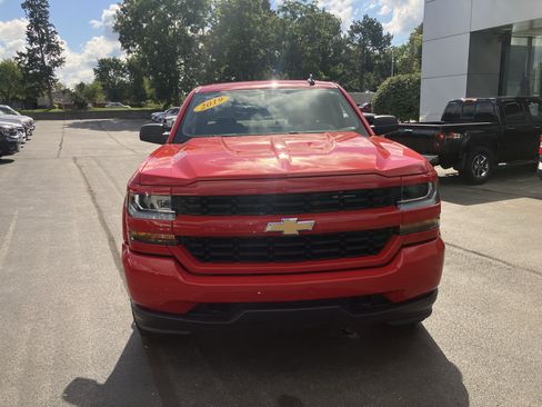 Used 2019 Chevrolet Silverado 1500 Custom w/ Custom Convenience Package AWD/4WD image 2