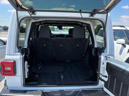 Used 2025 Jeep Wrangler Unlimited Sahara AWD/4WD image 30