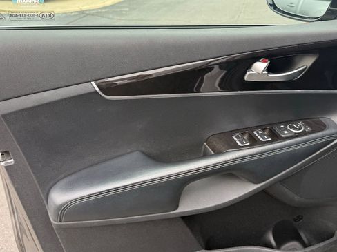 Used 2017 Kia Sorento L image 18