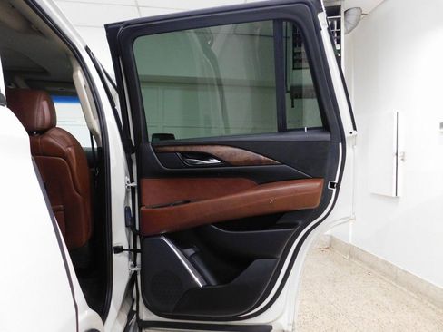 Used 2015 Cadillac Escalade Luxury image 90