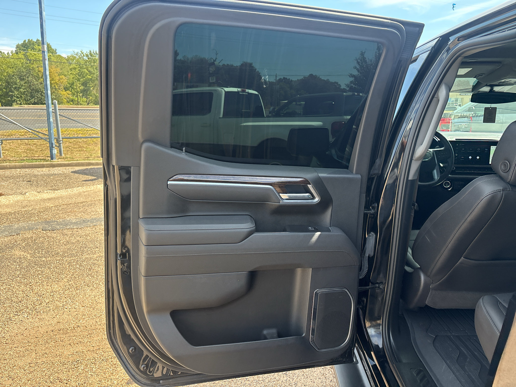 Used 2025 GMC Sierra 1500 Elevation w/ Elevation Premium Package AWD/4WD image 13