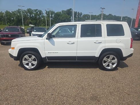 Used 2014 Jeep Patriot Limited w/ Sun/Sound Group AWD/4WD image 4