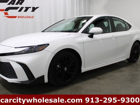 Used 2025 Toyota Camry SE FWD image 1