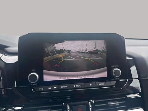 Used 2024 Nissan Pathfinder SV FWD image 8