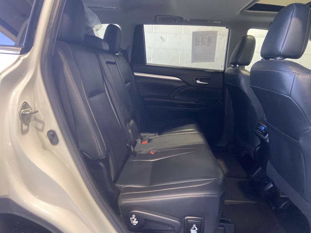 Used 2019 Toyota Highlander XLE AWD/4WD image 27