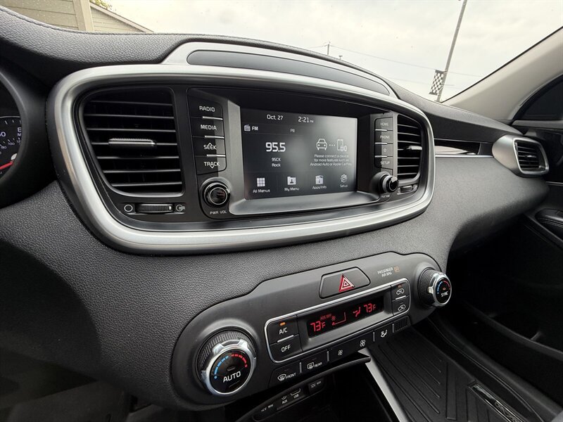 Used 2019 Kia Sorento AWD V6 image 20
