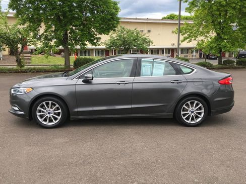 Used 2017 Ford Fusion SE FWD image 3