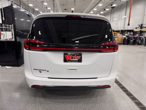 Used 2023 Chrysler Pacifica Touring-L w/ S Appearance Package image 35