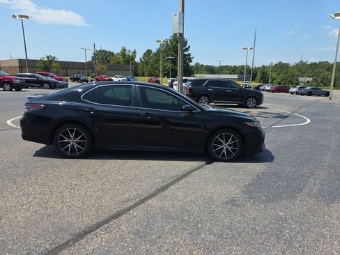 Used 2022 Toyota Camry SE FWD image 2