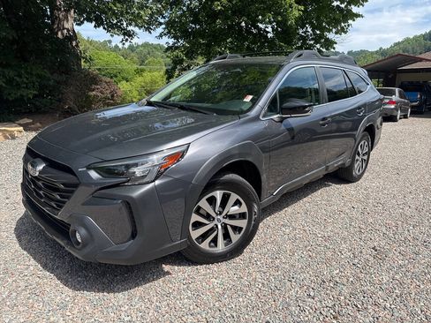 Used 2023 Subaru Outback Premium AWD/4WD image 2