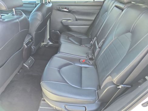 Used 2022 Toyota Highlander XLE FWD image 15