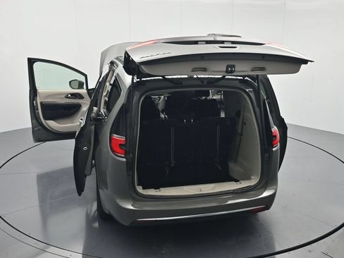 Used 2022 Chrysler Pacifica Touring-L FWD image 45
