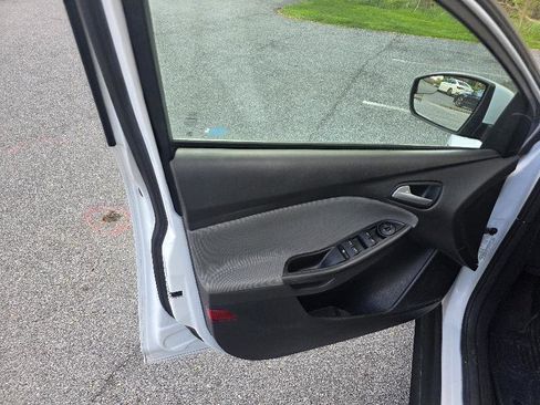Used 2014 Ford Focus SE w/ SE Winter Package image 11